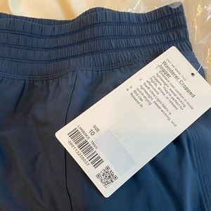 Lululemon wanderer cropped jogger in navy
